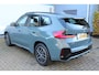 BMW X1 xDrive25e M-Sport | Incl. 12 maanden Garantie | Panorama dak | Achteruitrijcamera | Dodehoek detectie | Keyless entry/start | Elektrische kofferbak klep | Cruise controle | Apple CarPlay/Android Auto | Virtual Cockpit | Navigatie | Parkeersensoren V+A | 18 Inch LMV | Half Leder/Alcantara |