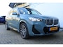 BMW X1 xDrive25e M-Sport | Incl. 12 maanden Garantie | Panorama dak | Achteruitrijcamera | Dodehoek detectie | Keyless entry/start | Elektrische kofferbak klep | Cruise controle | Apple CarPlay/Android Auto | Virtual Cockpit | Navigatie | Parkeersensoren V+A | 18 Inch LMV | Half Leder/Alcantara |