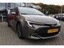 Toyota Corolla Touring Sports DYNAMIC FACELIFT BLIND-SPOT KEYLESS STOELVERW EL-ACHTERKLEP PARK-SENSOREN VOOR/ACHTER 17'' LM-VELGEN NAVI LED APPLE/ANDROID NL-AUTO