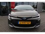 Toyota Corolla Touring Sports DYNAMIC FACELIFT BLIND-SPOT KEYLESS STOELVERW EL-ACHTERKLEP PARK-SENSOREN VOOR/ACHTER 17'' LM-VELGEN NAVI LED APPLE/ANDROID NL-AUTO