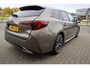 Toyota Corolla Touring Sports DYNAMIC FACELIFT BLIND-SPOT KEYLESS STOELVERW EL-ACHTERKLEP PARK-SENSOREN VOOR/ACHTER 17'' LM-VELGEN NAVI LED APPLE/ANDROID NL-AUTO