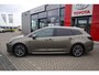 Toyota Corolla Touring Sports DYNAMIC FACELIFT BLIND-SPOT KEYLESS STOELVERW EL-ACHTERKLEP PARK-SENSOREN VOOR/ACHTER 17'' LM-VELGEN NAVI LED APPLE/ANDROID NL-AUTO