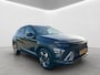 Hyundai Kona 1.6 GDI 141pk HEV Premium Sky | Premium audio | 360 camera | Bestuurdersstoel met geheugen | Adaptive cruise control | Dodehoek detectie | Full LED koplampen | Schuif-kanteldak | Stoelverwarming | Stoelventilatie | Stuurverwarming