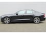 Volvo S60 2.0 B4 Plus Dark | Lichtmetalen Velgen Multi-Spaaks 18" | Nappa leder / Open Grid textiel bekleding met contourstoelen | Autonomous Emergency Braking | Bots Herkenning En Activatie | Cruise Control Adaptief Met Stop&Go En Stuurhulp | Dodehoekdetectie Met Correctie | Draadloze Telefoonlader | Electronic Climate Controle +Stoel + Stuurwiel verwarming |