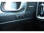Volvo XC40 B4 197PK Plus Dark | Premium audio by Harman Kardon | Power Seats incl. Memory | Verwarmbare voorstoelen + stuurwiel | Parkeercamera achter | Park Assist voor + achter | Apple Carplay | 18" Lichtmetalen wielen