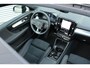 Volvo XC40 B4 Automaat Plus Black Edition | Electronic Climate Controle | Stuur + Soelverwarming | Elektrisch Glazen Panorama-Dak | Stof/kunstlederen Bekleding | Aluminium Interieur Afwerking | Extra Getint Glas Achterportieren En Achterruit | Rondomzicht Camera