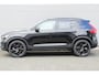 Volvo XC40 B4 Automaat Plus Black Edition | 20" 5-Spaaks Black Velgen Met 245/45 R20 Banden | Onyx Black Metallic | Electronic Climate Controle | Stuur + Soelverwarming | Elektrisch Glazen Panorama-Dak | Stof/kunstlederen Bekleding | Aluminium Interieur Afwerking | Extra Getint Glas Achterportieren En Achterruit | Rondomzicht Camera