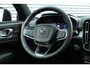 Volvo XC40 B4 Automaat Plus Black Edition | Electronic Climate Controle | Stuur + Soelverwarming | Elektrisch Glazen Panorama-Dak | Stof/kunstlederen Bekleding | Aluminium Interieur Afwerking | Extra Getint Glas Achterportieren En Achterruit | Rondomzicht Camera