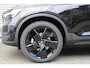 Volvo XC40 B4 Automaat Plus Black Edition | 20" 5-Spaaks Black Velgen Met 245/45 R20 Banden | Onyx Black Metallic | Electronic Climate Controle | Stuur + Soelverwarming | Elektrisch Glazen Panorama-Dak | Stof/kunstlederen Bekleding | Aluminium Interieur Afwerking | Extra Getint Glas Achterportieren En Achterruit | Rondomzicht Camera