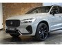 Volvo XC60 T6 Plug-in hybrid AWD Plus Black Edition | Direct Leverbaar | Luchtvering | Head Up Display | Panoramisch Schuif-/Kanteldak | Extra Getint Glas | Adaptieve Cruise Control | BLIS | 21 inch Lichtmetalen Velgen | Keyless | Google Infotainment |