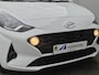 Hyundai i10 1.0 Comfort Smart Automaat / Fabrieksgarantie tot 07-2026 / Allseason banden /   Stuur-, en Stoel verwarming / Navigatie via Apple Carplay of Android Auto / Cruise control / Achteruitrijcamera / Climate control / Elektrische ramen voor /