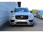 Volvo XC90 T8 Automaat Plug-in hybrid AWD Ultra Dark Nappa Leder met ventilatie Charcoal | Headup Display | Trekhaak | Luchtvering | Bowers & Wilkins | Stoelmassage | Stoelventilatie | Getinte ramen achter | Elektrisch verstelbare voorstoelen met geheugen | 20 Inch | All Seasonbanden | 6,4KW Boordlader | One Pedal Drive | Gelaagde zijruiten | Visual Park Assist |  Full Led | Panoramadak | Draadloos opladen telefoon