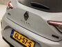 Renault Clio 1.6 E-Tech Full Hybrid 145 Alpine 143Pk Automaat (APPLE CARPLAY, GROOT NAVI, ALPINE AUDIO, LEDER, CAMERA, KEYLESS, SFEERVERLICHTING, PARELMOER, GETINT GLAS, ZWART HEMEL, NIEUWSTAAT)