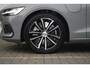 Volvo V60 T6 350PK Plug-in hybrid AWD Essential Bright | Adaptive Cruise & Pilot Assist | Moritz Lederen Comfortstoelen | 18" Velgen | Stoelverwarming voor & achter | Stuurverwarming | Parkeercamera | Google Services |