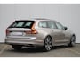 Volvo V90 T6 350PK Plug-in hybrid AWD Ultra Dark | Adaptieve Cruise Control met Pilot Assist | Verwarmde Stoelen Voor&Achter | Verwarmbaar Stuurwiel | Panoramisch Schuif-/kanteldak | Gelamineerde zijruiten en achterruit | Harman Kardon | Head-Up Display | Semi- Elektrische Trekhaak | 360º Camera | All-Seasonbanden | Blind Spot Information System | Verwarmbare achterbank | 19" Lichtmetalen wielen