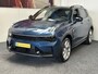 Lynk & Co 01 1.5 MY 2023 ZWARTE HEMEL GREY LINE PREMIUM 100 STUKS OP VOORRAAD ! VOL OPTIES ! 360 CAMERA ADAPTIVE CRUISE CONTROL PANORAMA SCHUIF/KANTELDAK APPLE CARPLAY/ANDROID RIJSTROOKSENSOREN ZEER MOOI !! Brgl