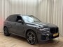 BMW X5 xDrive45e 395PK *M-Sport* Dravitgrau / Apple Carplay / Adapt. Cruise / LED / Keyless / Memory / 22"LMV / Leder / Stoelverwarming / Camera