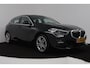 BMW 1-Serie 118i Executive Edition (TREKHAAK, DIGITALE COCKPIT, CAMERA, SFEERVERLICHTING, PARKEERSENSOREN, DEALER ONDERHOUDEN)