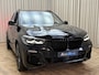 BMW X5 xDrive45e 395PK *M-Sport* BLACK EDITION / Harman Kardon / HUD / Memory / Keyless / Adaptive Cruise / Stuurverwarming / Camera / Elek. Trekhaak