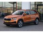 Skoda Karoq 1.0 TSI Business Edition 110PK / 81kW, Full Led, 17" LMV, bicolour, sunset privacy, elektrische achterklep, achteruitrijcamera, navigatie, vrijgeschakeld digital cockpit, multifunctioneel lederen stuurwiel, sport comfort stoelen, Apple Carplay / Android Auto, adaptieve cruise control (acc), spiegel pakket, 2-zone climatronic, parkeersensoren voor en achter (pdc). keyless start & entry