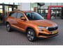 Skoda Karoq 1.0 TSI Business Edition 110PK / 81kW, Full Led, 17" LMV, bicolour, sunset privacy, elektrische achterklep, achteruitrijcamera, navigatie, vrijgeschakeld digital cockpit, multifunctioneel lederen stuurwiel, sport comfort stoelen, Apple Carplay / Android Auto, adaptieve cruise control (acc), spiegel pakket, 2-zone climatronic, parkeersensoren voor en achter (pdc). keyless start & entry