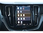 Volvo XC60 2.0 T6 Plug-in hybrid AWD Ultimate Dark | Schuif-/ kanteldak| Head-up display| Harman Kardon audiosysteem| Stoelverwarming voor + achter| Stuurwielverwarming| Semi- elektrisch inklapbare trekhaak|