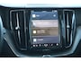 Volvo XC60 2.0 T6 Plug-in hybrid AWD Ultimate Dark | Schuif-/ kanteldak| Head-up display| Harman Kardon audiosysteem| Stoelverwarming voor + achter| Stuurwielverwarming| Semi- elektrisch inklapbare trekhaak|