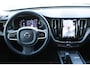 Volvo XC60 2.0 T6 Plug-in hybrid AWD Ultimate Dark | Schuif-/ kanteldak| Head-up display| Harman Kardon audiosysteem| Stoelverwarming voor + achter| Stuurwielverwarming| Semi- elektrisch inklapbare trekhaak|
