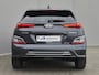 Hyundai Kona Electric EV Comfort Smart 64 kWh Automaat / Accu SOH 98% / Dealer onderhouden / WLTP bereik 484 km bereik stad 660 km / Fabrieksgarantie tot 08-2026 / Stuur-, en Stoel verwarming / Achteruitrijcamera / Apple Carplay Android Auto / Warmtepomp /
