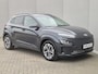 Hyundai Kona Electric EV Comfort Smart 64 kWh Automaat / Accu SOH 98% / Dealer onderhouden / WLTP bereik 484 km bereik stad 660 km / Fabrieksgarantie tot 08-2026 / Stuur-, en Stoel verwarming / Achteruitrijcamera / Apple Carplay Android Auto / Warmtepomp /