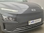 Hyundai Kona Electric EV Comfort Smart 64 kWh Automaat / Accu SOH 98% / Dealer onderhouden / WLTP bereik 484 km bereik stad 660 km / Fabrieksgarantie tot 08-2026 / Stuur-, en Stoel verwarming / Achteruitrijcamera / Apple Carplay Android Auto / Warmtepomp /