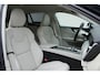 Volvo V60 B4 Mild Hybrid Essential Edition | BLIS Dodehoekdetectie | Adaptieve Cruise Control | Pilot Assist | Moritz Lederen Interieur Blond | High Performance Audio | Elektrisch Verstelbare Lendensteunen | Getint Glas Achter | Stoelverwarming | Stuurverwarming | Achterbankverwarming | 19 Inch Lichtmetalen Velgen | Volvo UX Infotainment | Google Services | Apple CarPlay | Android Auto