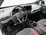 Volkswagen ID.4 First 77 kWh 205 Pk | LED-verlichting | Leder/Alcantara | Adaptive Cruise | Camera | CarPlay | Zwarte Hemel | 20 Inch | 40.702 Km