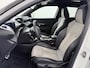 Peugeot e-2008 EV GT Pack 50 kWh | 3-Fase | Navigatie | Alcantara bekleding | Panoramisch schuifdak | Full Led koplampen | Adaptieve cruise control | Stoelverwarming