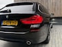 BMW 5-Serie Touring 520i High Executive Automaat | Apple CarPlay | Leren bekleding | Stoelverwarming | LED verlichting | Comfortstoelen met memory-functie | Draadloze telefoonlader | Achteruitrijcamera
