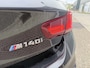 BMW 1-Serie M140i xDrive Edition Shadow High Executive OPEN DAK | ACHTERUIT RIJ CAMERA | NAVIGATIE | SFEERVERLICHTING | HARMANKARDON | F1 STUUR | LEDER | ELEKTRISCHE STOELEN MEMORY |