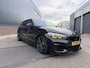 BMW 1-Serie M140i xDrive Edition Shadow High Executive OPEN DAK | ACHTERUIT RIJ CAMERA | NAVIGATIE | SFEERVERLICHTING | HARMANKARDON | F1 STUUR | LEDER | ELEKTRISCHE STOELEN MEMORY |