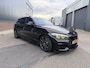 BMW 1-Serie M140i xDrive Edition Shadow High Executive OPEN DAK | ACHTERUIT RIJ CAMERA | NAVIGATIE | SFEERVERLICHTING | HARMANKARDON | F1 STUUR | LEDER | ELEKTRISCHE STOELEN MEMORY |