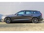 Volvo V60 2.0 T6 Plug-in hybrid AWD Plus Dark | Lichtmetalen Velgen 18" | Lederen Bekleding | Premium Audio by Harman Kardon | Rondomzicht Camera | Trekhaak Elektrisch Uitklapbaar | Verwarmde Voorruit | Electronic Climate Controle |Voorstoelen + Stuurwiel Verwarmd |