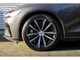 Volvo V60 2.0 T6 Plug-in hybrid AWD Plus Dark | Lichtmetalen Velgen 18" | Lederen Bekleding | Premium Audio by Harman Kardon | Rondomzicht Camera | Trekhaak Elektrisch Uitklapbaar | Verwarmde Voorruit | Electronic Climate Controle |Voorstoelen + Stuurwiel Verwarmd |