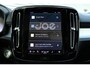 Volvo XC40 B4 Automaat Plus Dark | Verwarmbare Voorstoelen en Stuurwiel | Semi-Elektrische Trekhaak | Verwarmbare Voorruit | Premium Audio by Harman Kardon | Adaptieve Cruise Control | Park Assist