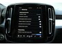Volvo XC40 B4 Automaat Plus Dark | Verwarmbare Voorstoelen en Stuurwiel | Semi-Elektrische Trekhaak | Verwarmbare Voorruit | Premium Audio by Harman Kardon | Adaptieve Cruise Control | Park Assist