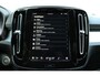 Volvo XC40 B4 Automaat Plus Dark | Verwarmbare Voorstoelen en Stuurwiel | Semi-Elektrische Trekhaak | Verwarmbare Voorruit | Premium Audio by Harman Kardon | Adaptieve Cruise Control | Park Assist