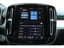 Volvo XC40 B4 Automaat Plus Dark | Verwarmbare Voorstoelen en Stuurwiel | Semi-Elektrische Trekhaak | Verwarmbare Voorruit | Premium Audio by Harman Kardon | Adaptieve Cruise Control | Park Assist