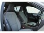 Volvo XC40 B4 Automaat Plus Dark | Verwarmbare Voorstoelen en Stuurwiel | Semi-Elektrische Trekhaak | Verwarmbare Voorruit | Premium Audio by Harman Kardon | Adaptieve Cruise Control | Park Assist