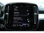 Volvo XC40 B4 Automaat Plus Dark | Verwarmbare Voorstoelen en Stuurwiel | Semi-Elektrische Trekhaak | Verwarmbare Voorruit | Premium Audio by Harman Kardon | Adaptieve Cruise Control | Park Assist