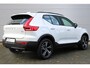 Volvo XC40 B4 Automaat Plus Dark | Verwarmbare Voorstoelen en Stuurwiel | Semi-Elektrische Trekhaak | Verwarmbare Voorruit | Premium Audio by Harman Kardon | Adaptieve Cruise Control | Park Assist