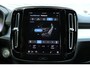 Volvo XC40 B4 Automaat Plus Dark | Verwarmbare Voorstoelen en Stuurwiel | Semi-Elektrische Trekhaak | Verwarmbare Voorruit | Premium Audio by Harman Kardon | Adaptieve Cruise Control | Park Assist