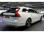 Volvo V90 2.0 T4 140kW/190pk Aut8 R-Design PANORAMADAK + FULL LED HIGH BEAM + NAVI SENSUS + PILOT ASSIST + ADAPT.CRUISE + STOELVERWARMING + LEER/ALCANTARA + LANE ASSIST + KEYLESS ENTRY&GO + ON-CALL + PARKSENSOREN + 19" LM-VELGEN!!