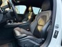 Volvo V60 T6 Plug-in Hybride AWD R-Design | Black Edition | Adaptive Cruise Control | Stoel- en stuurverwarming | Sportstoelen | Getint glas | Dode hoek detectie BLIS | Keyless |